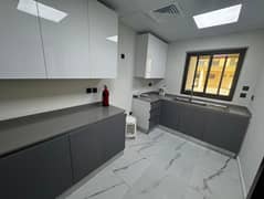 شقة جديدة أنيقة مكونة من 4 غرف نوم + غرفة للخادمة للإيجار | مجمع سكني جديد | شاغرة | جاهزة للسكن