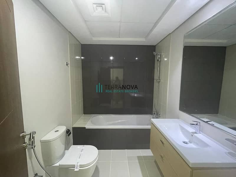 9 Bathroom. jpg