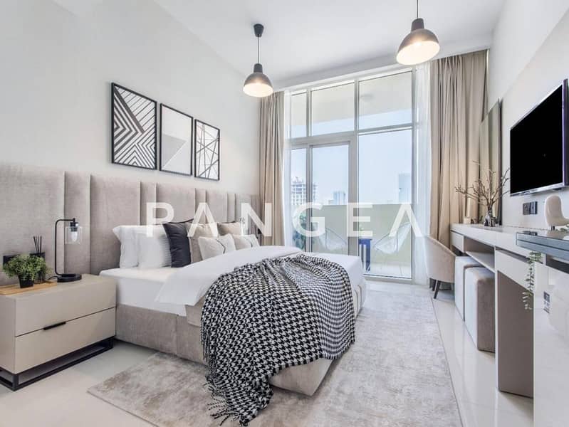 Fully Upgraded | Pool View | Vacant Fully Upgraded | Pool View | Vacant