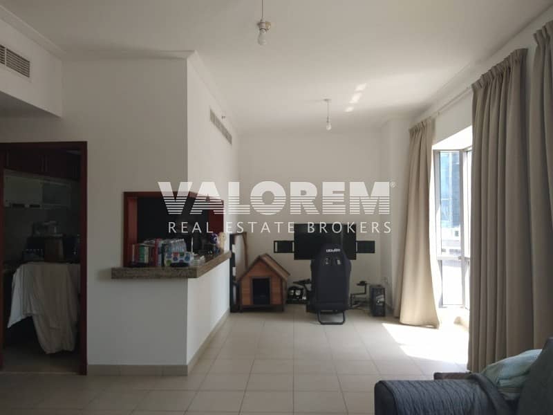 Spacious well-maintained unit with sensible layout Spacious well-maintained unit with sensible layout