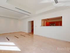 3 Plus Maid | Family Lounge | Walk to Pavilion