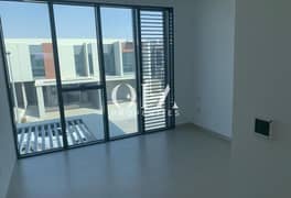 فيلا بثلاث غرف نوم | Cherrywoods | شرفات متعددة | إطلالات على الحديقة والشارع