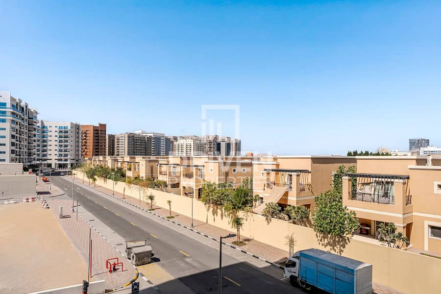 Low Floor and Large Layout | Ready to Move in Low Floor and Large Layout | Ready to Move in