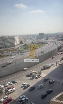 فرصة كبيرة للمستثمرين لمن يبحث عن دخل اكثر من 10% بميزانية محدودة للبيع شقة ببرج العرب بالمجاز 2 (شارع جمال عبد الناصر ) الشقة تتكون من 2 غرفة ك