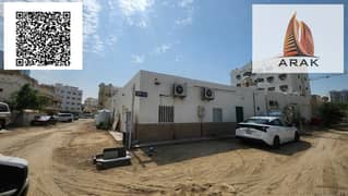 متاح للبيع بيت شعبي في منطقة البستان بعجمان، يتميز بموقع استراتيجي على زاوية شارعين، مما يزيد من قيمة العقار الاستثمارية ويجعله خياراً ممتازاً لكل من