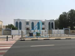 فيلا كبيرة 4 غرف نوم مع 3 صالات مناسبة للعائلة أو للنشاط التجاري