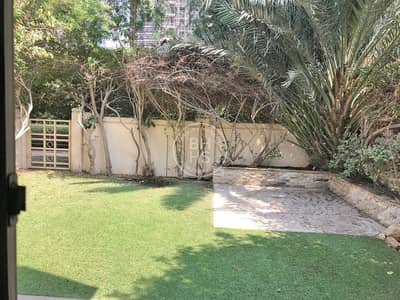 A Townhouse with an Immaculate astroturfed garden A Townhouse with an Immaculate astroturfed garden