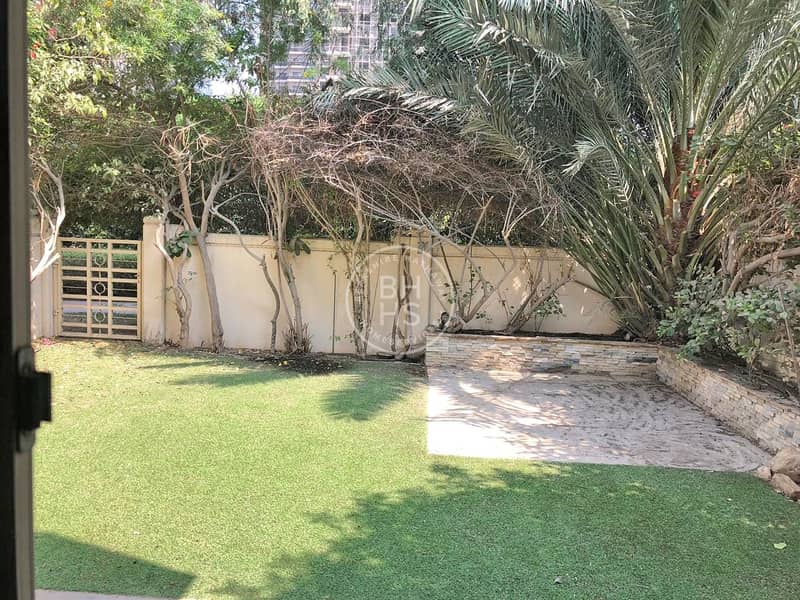 A Townhouse with an Immaculate astroturfed garden A Townhouse with an Immaculate astroturfed garden