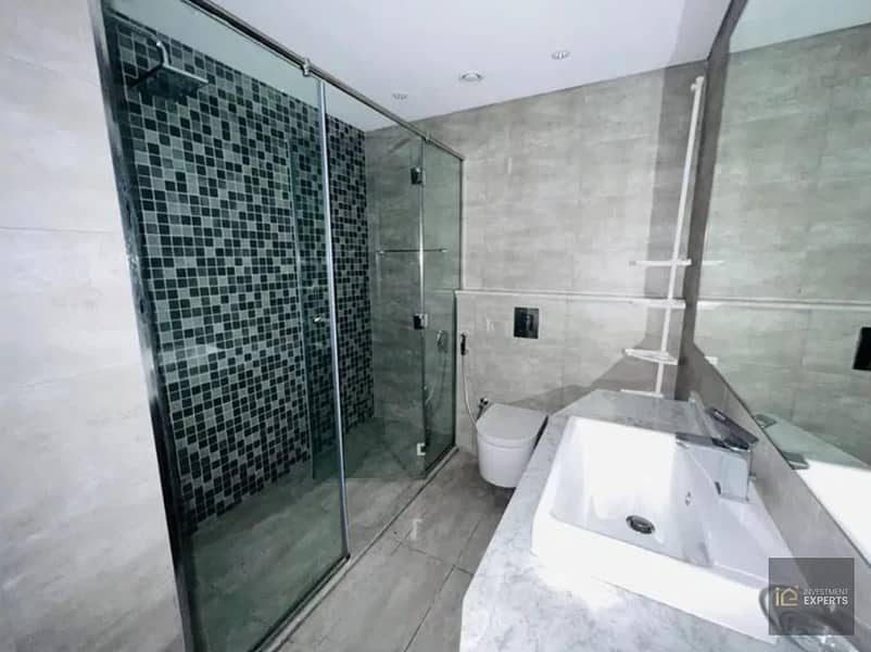 5 Bathroom in Regent Court. png