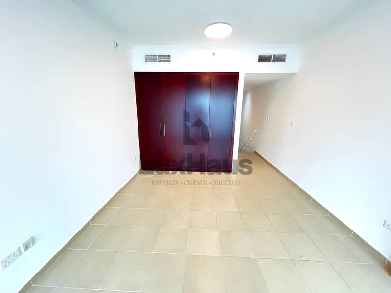 Upgraded| Unfurnished| Balcony| Near Metro| Vacant