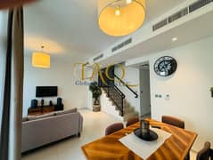 فيلا مفروشة من 3 غرف نوم | غرفة خادمة | شرفة وإطلالة على الحديقة