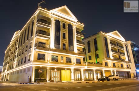 Monolocale in Affitto a Al Garhoud, Dubai - Night - 1. jpg
