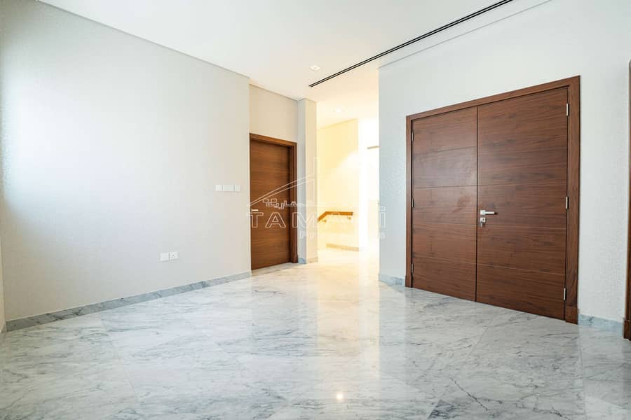 Vacant Contemporary 5BR Close To community Centre - Image 9
