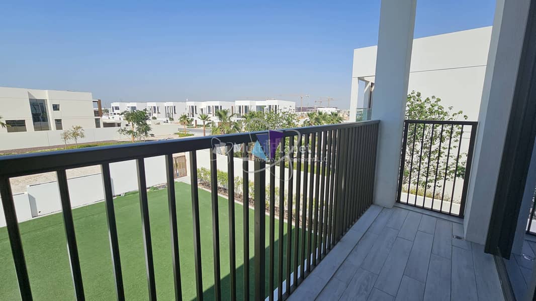 Single Row V4 Select | Massive Backyard