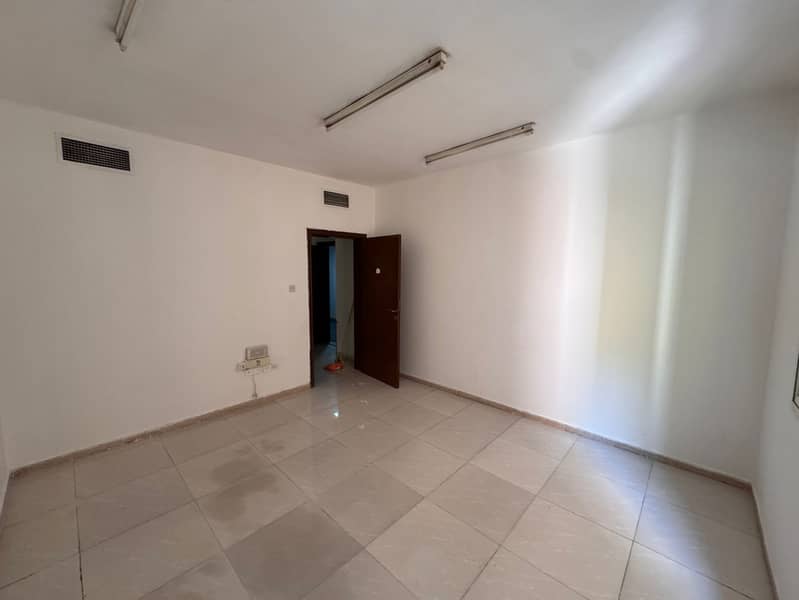 Appartement T2 à louer à l'année à Al Nuaimiya 2 – Rue du Roi Faisal Un appartement spacieux et fonctionnel, idéal pour un confort optimal.