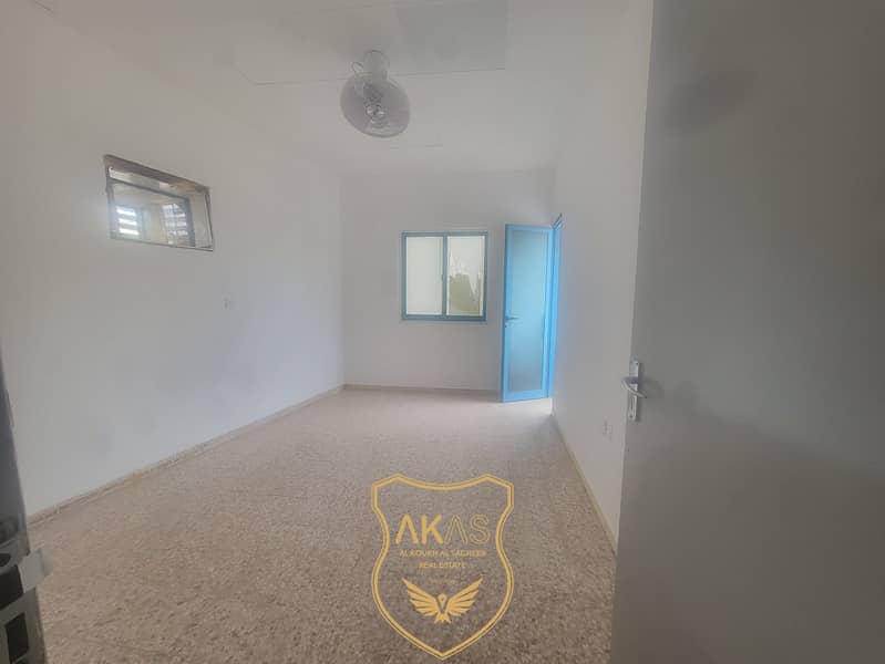 Ready to move 2bk flat with balcony for Bachelor near to rolla mall only 30k