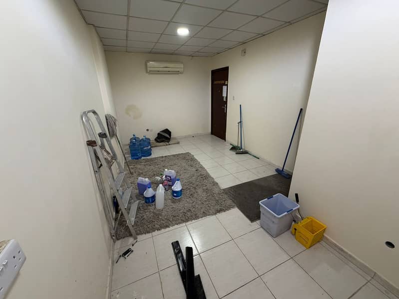 Ground floor studio apartment for annual rent, including bills (excluding internet), in a prime location close to all services.