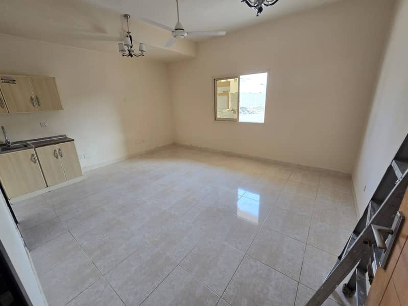 Ground-floor studio for annual rent in Al Rawda 1, Ajman, in a central location, practical space, comfortable layout, close to markets, schools, and m