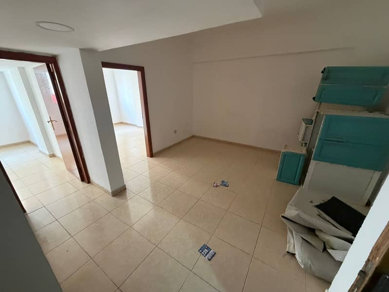 Two bedrooms and a living room for annual rent on Ajman Corniche 27,000 AED in 4 installments Ajman Corniche, 1 bathroom, no balcony Excellent view,