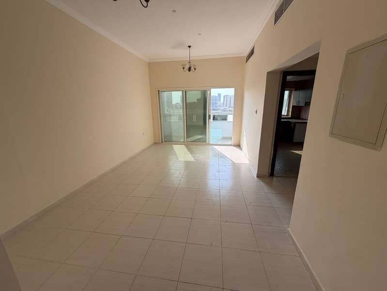 Two bedrooms and a master living room, large area, balcony, distinctive view, parking below, suitable for families.