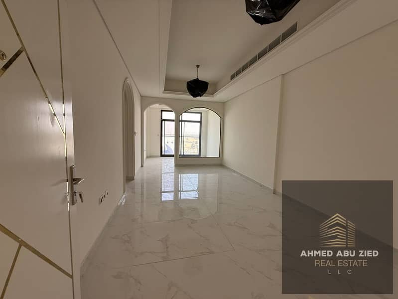 Elegant brand-new apartment with a master bedroom, spacious living room, equipped kitchen, and 2 bathrooms. Close to services and transportation. Full