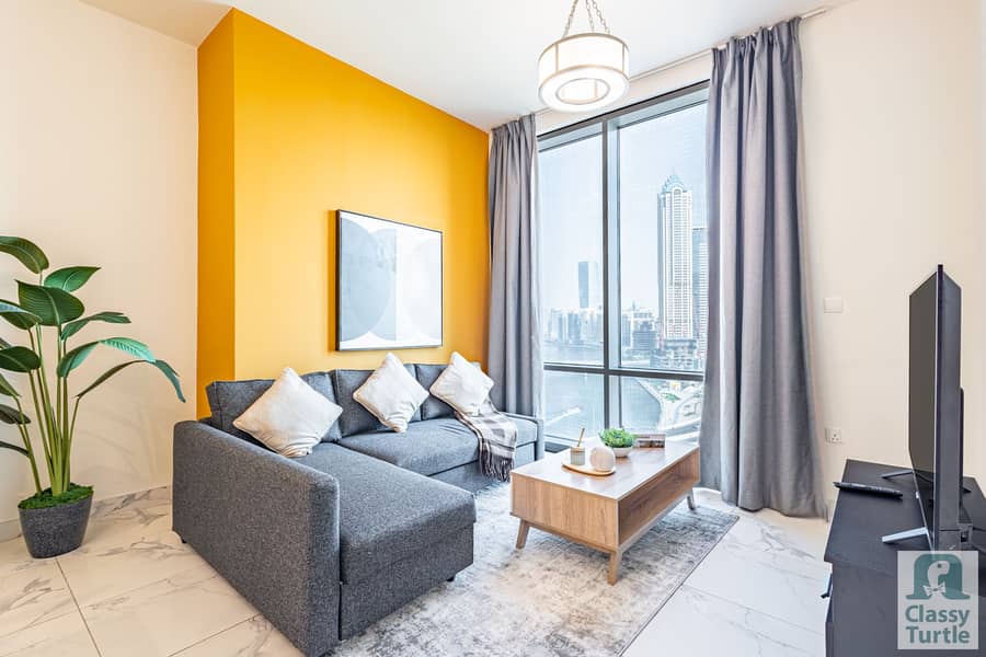 Stylish 1BR Stay | Dubai Race Track & Canal Views