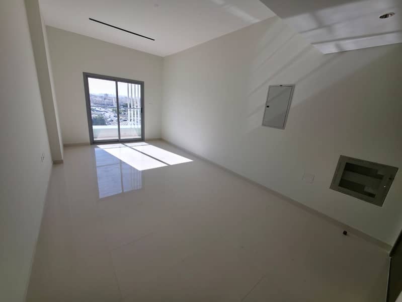 3 rooms and a hall, 2 bathrooms, Al-Naami H3, corner unit, balcony, large area, central air conditioning. Price 65,000, installments in 4 months.