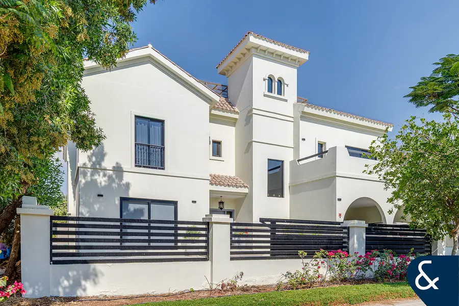 Upgraded Valencia | 5 Bedrooms | Large Plot in The Villa