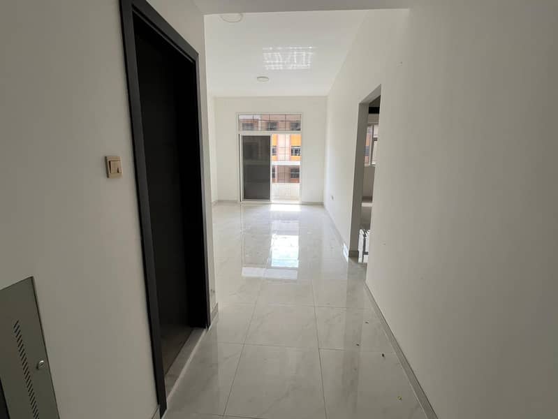 Deuxième locataire, la chambre et le salon les plus beaux et élégants avec une suite parentale, un balcon, une vue imprenable, emplacement de premier