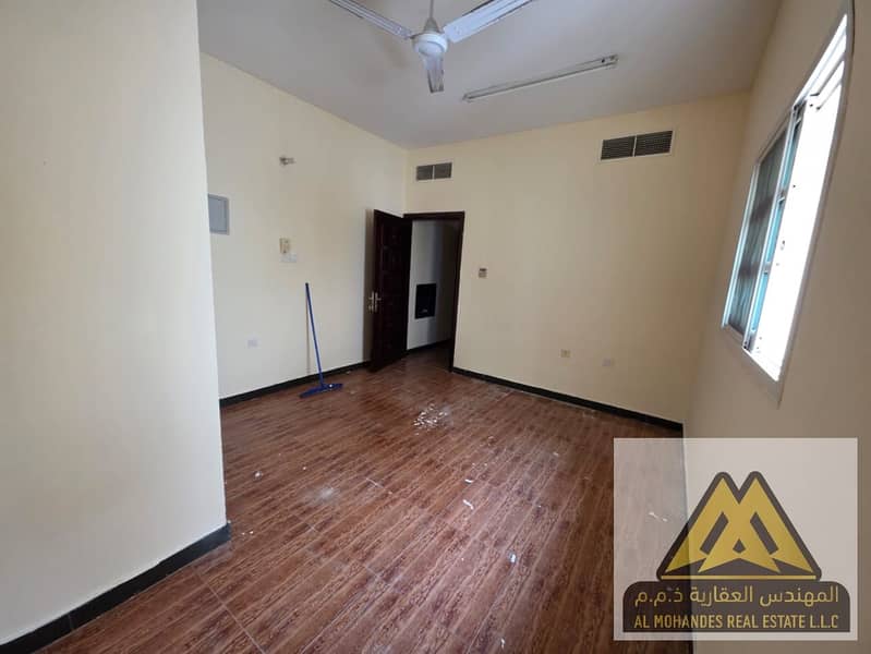 At an excellent price, suitable for everyone, with free maintenance included. Excellent location with parquet flooring.