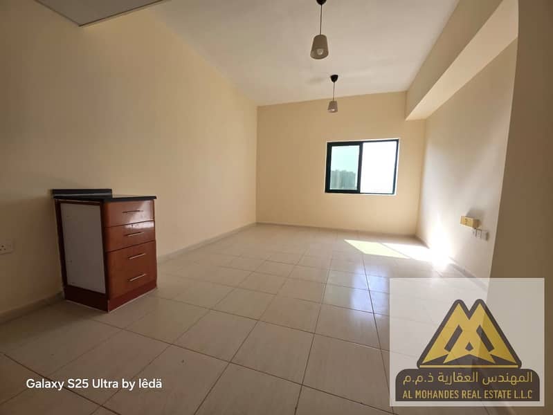 At an excellent price, suitable for everyone, with free maintenance from the owner. Excellent space. Family building only.