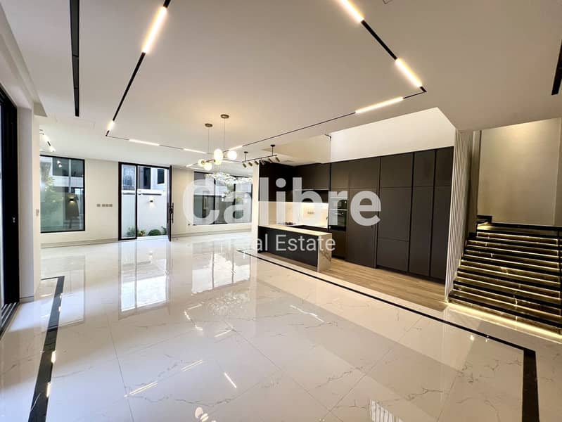 Corner Stunning 5BR Villa with Private Pool | Very Private