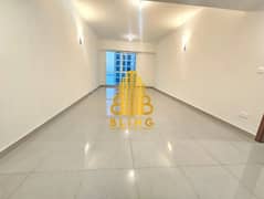 شقة في منطقة الكورنيش 3 غرف 135000 درهم - 14585469