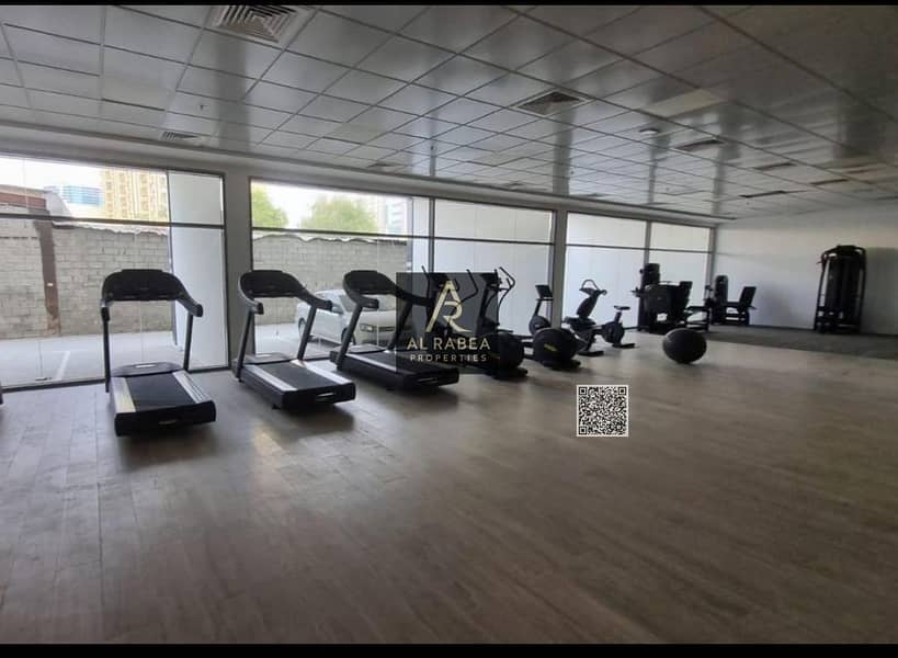 A room and a living room with a gym, a swimming pool, parking, and a garden. Wall closets, central air conditioning, strategic location close to all s