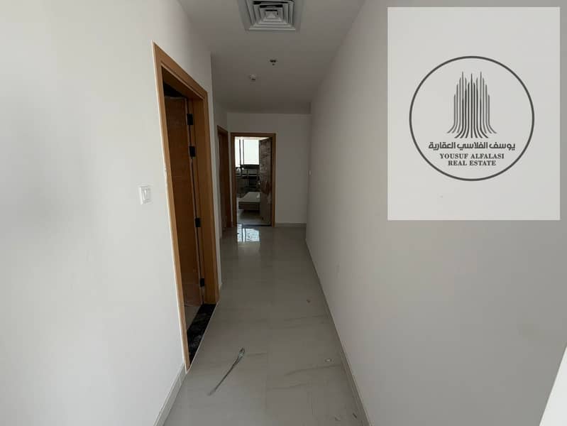 Apartment with roof terrace available, 3 master bedrooms/living room/wardrobe/4 bathrooms. Price: AED 90,000
