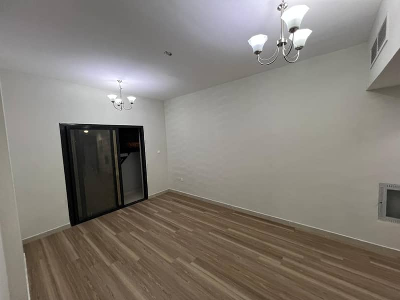 Two bedrooms and a living room with a comfortable layout, two bathrooms, a balcony with a good view, free parking, and a great opportunity in a vibran