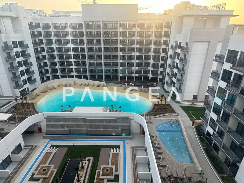 6 Cheques | Pool View | Brand New