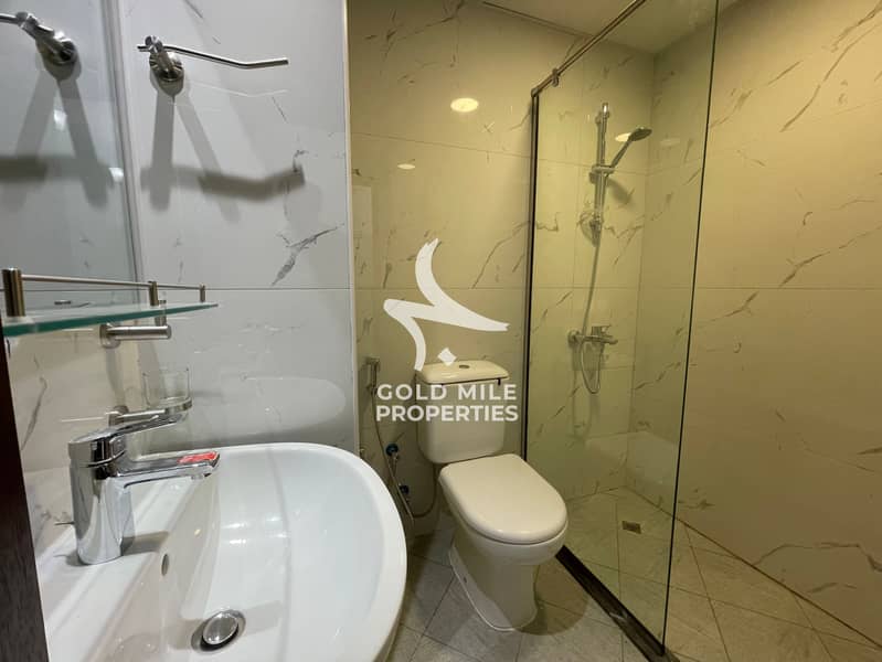 Close to Metro -fully Renovated-Family Building