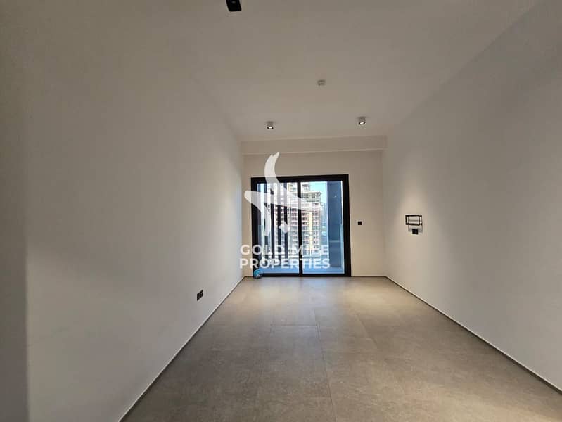 MODERN 1 BHK - SPACIOUS BIG LAYOUT - FAMILY BUIILDING - PRIME LOCATION