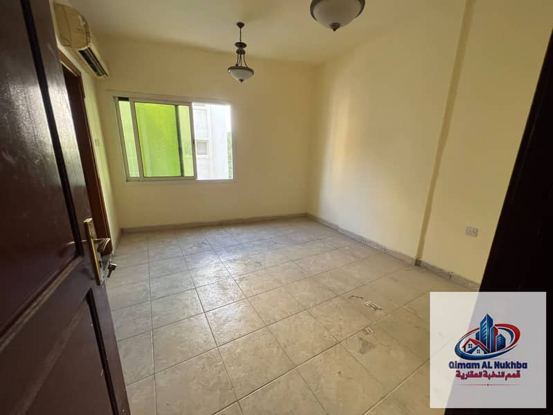 Studio with an excellent size, featuring split air conditioning and central gas, with parking available. Located next to a mosque and offers easy acce