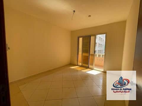 Apartment with excellent space, central air conditioning, central gas system, parking available, near the mosque, and easy access to the Dubai exit.