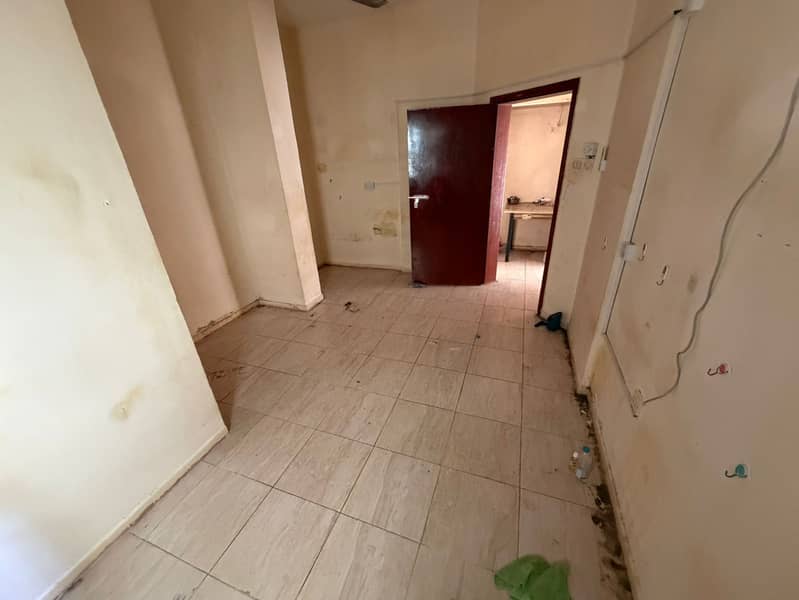 Excellent studio apartment with a spacious and practical design, featuring a separate kitchen with a dining area. Suitable for families and individual