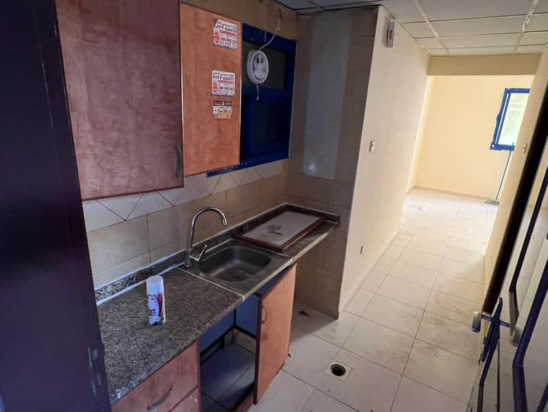 Spacious studio apartment with separate kitchen – reasonably priced – excellent opportunity to live in a vibrant location – very easy access to Dubai