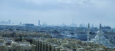 شقة رائعة بإطلالة خلابة، مساحتها مناسبة، غرفتا نوم وصالة للإيجار في القصيص الخامس بدبي (للعائلات فقط)، سهولة الوصول إلى جميع أنحاء دبي