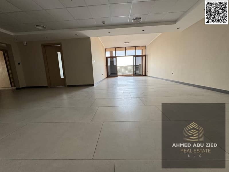 Luxury 3BR hall apt near Ajman Corniche & Gold Souk, 3 balconies, maid & laundry rooms, storage, built-in wardrobes, free parking & gas, 1 month free