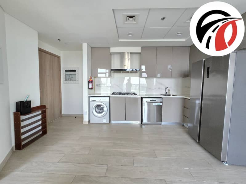 Spacious 3bedroom hall / with kitchen appliances / chiller Free