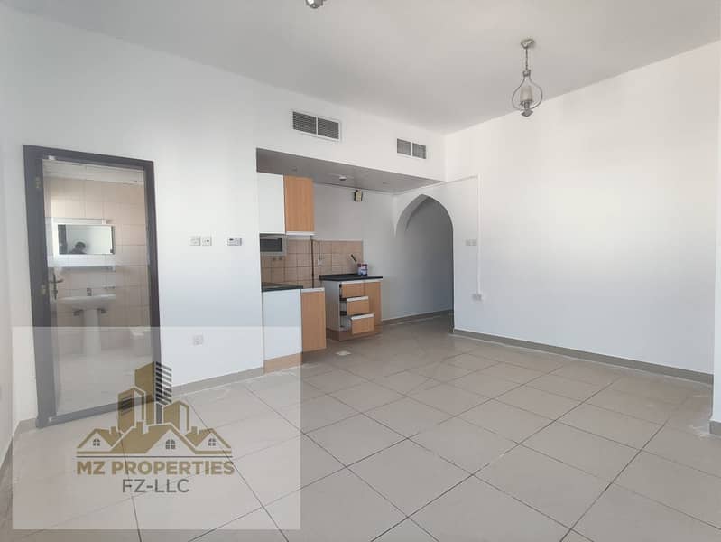 Grand offer studio near to park family building only 22k