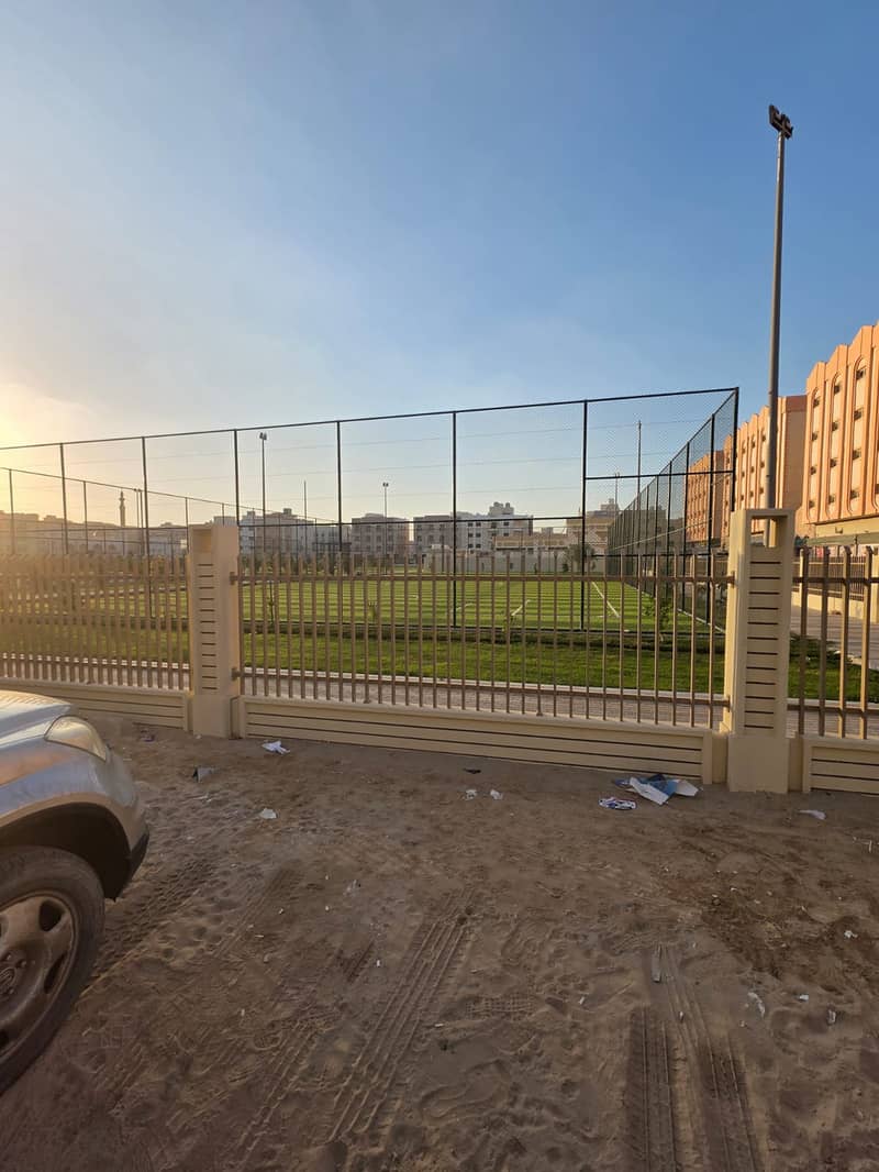 10 حديقة خلف بناية. jpeg