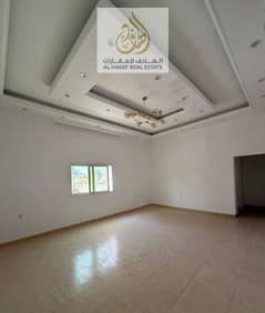 فيلا واسعة للإيجار في الشهباء بالشارقة موقع مميز بالقرب من حديقة الشهباء العامة تتكون من 5 غرف نوم ومجلس وصالة كبيرة وحديقة خارجية مع مواقف سيارات بسع