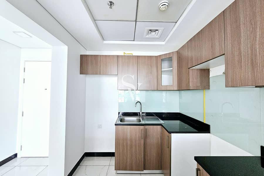 Vacant Soon | Mall View | Mid Floor | Chiller Free Vacant Soon | Mall View | Mid Floor | Chiller Free